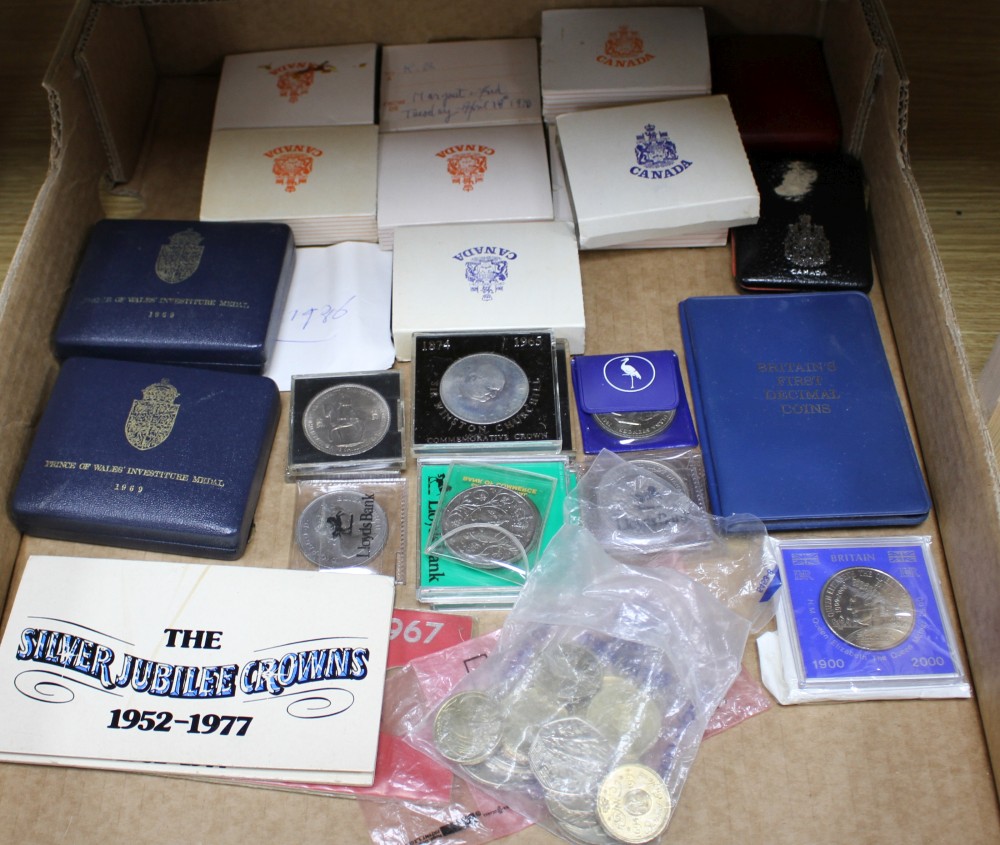 A collection of mainly modern coins, mostly crowns, many in original presentation boxes